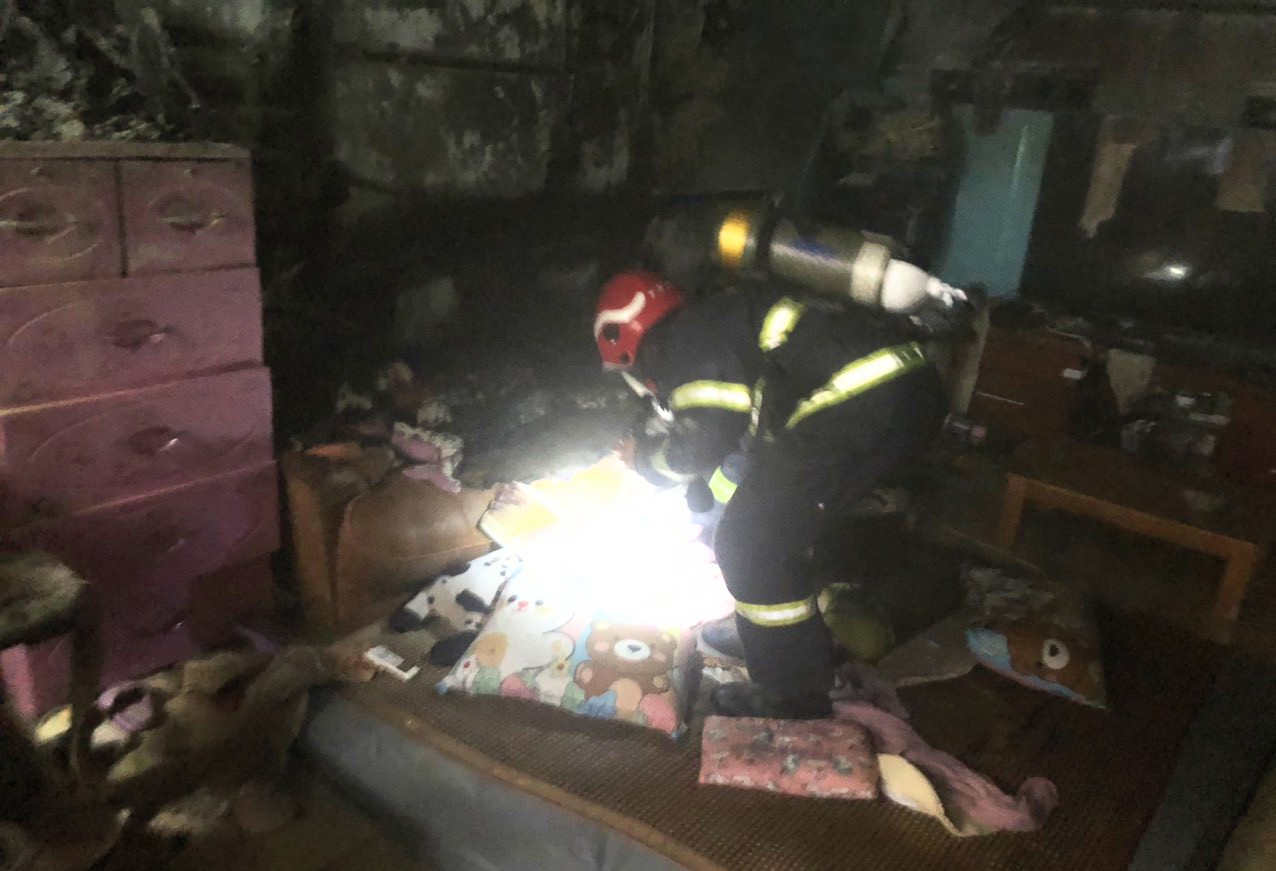 Nhân dân kịp thời dập tắt đám cháy ở phường Máy Chai, quận Ngô Quyền